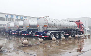 山東客戶介紹朋友到我司購(gòu)買半掛鮮奶運(yùn)輸車